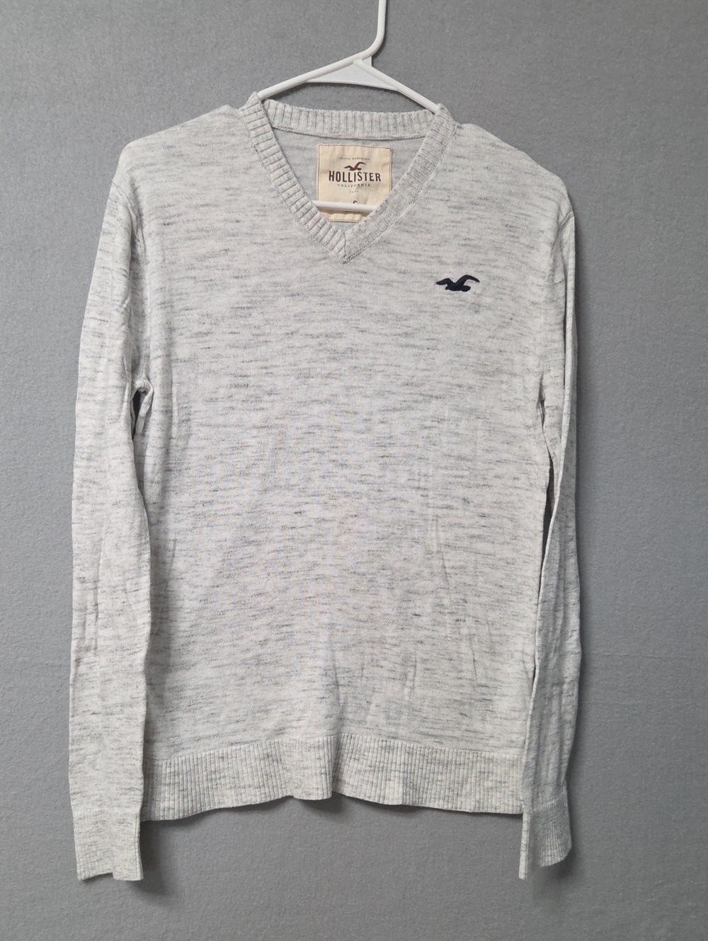 Hollister Men's Heather Light Gray V-Neck Sweater with Navy Logo Small.